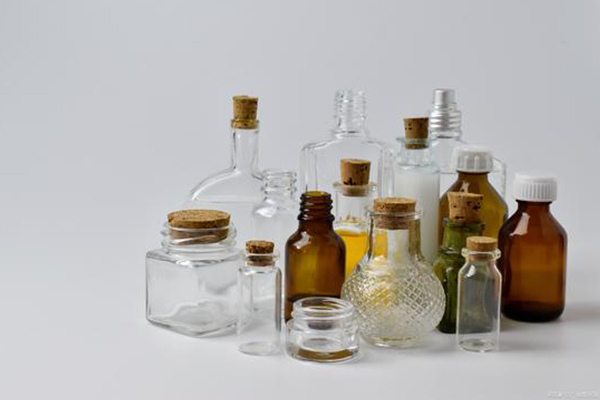 Customized packaging of glass bottles is essential in daily life